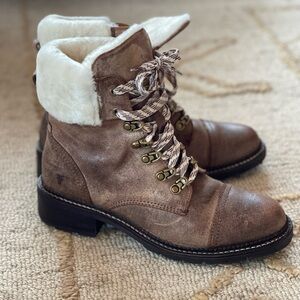 New Frye Women's Brown distressed Lace-Up Boots